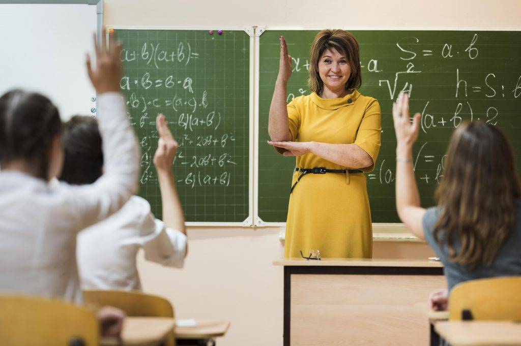 teacher-explaining-lesson-in-class-1-1024x681